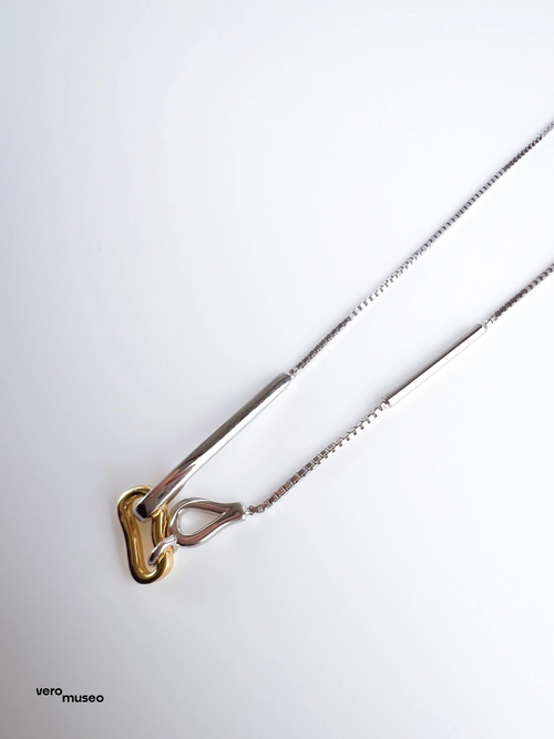 HOOKLINE NECKLACE