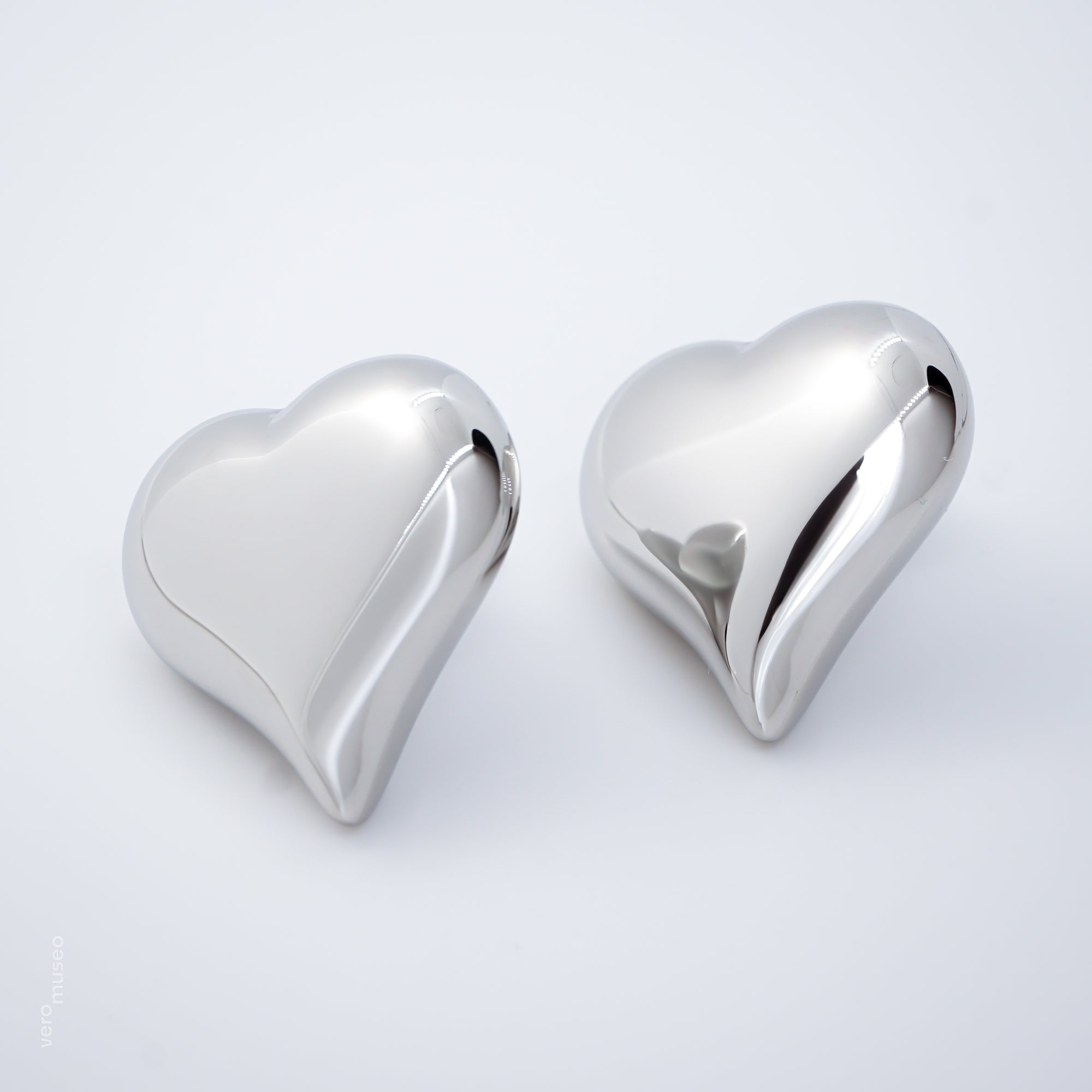 LOVELOON STUD EARRINGS