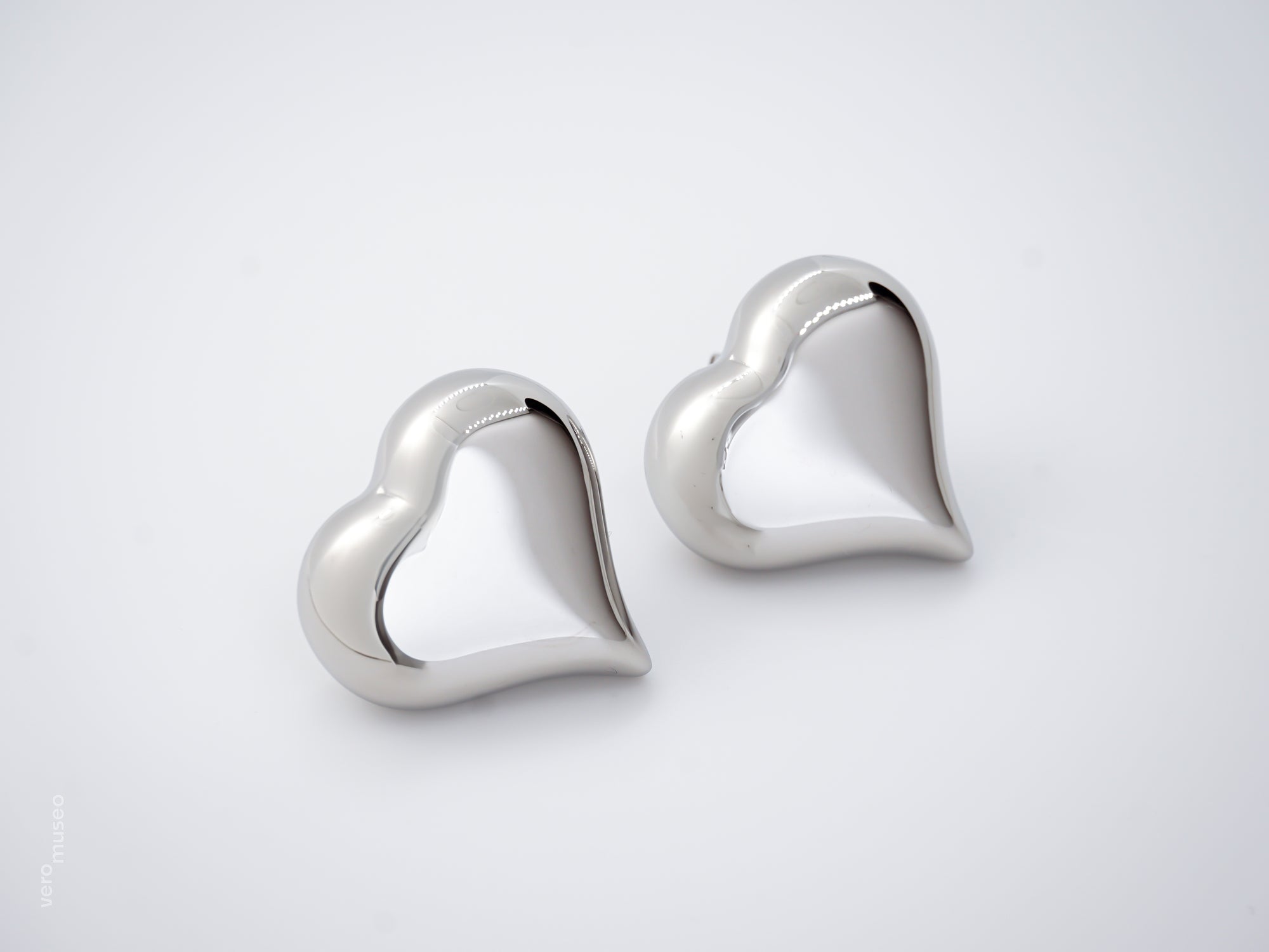 LOVELOON STUD EARRINGS